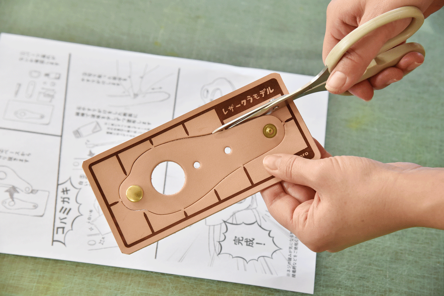 レザークラモデル|レザーサングラスホルダー