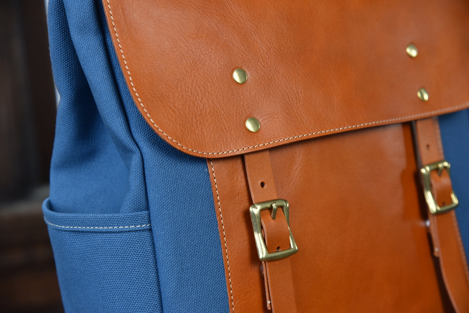 岡喜近江牛と高島帆布で作った　フラップ付きリュック(2バックル) アップになった写真。革のフラップ部分はオイルレザーの光沢感があります。