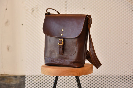 MUDITA HILL｜ リッチオイルレザー（岡喜近江牛レザー）で作った ショルダーバッグ　ダークウォルナット