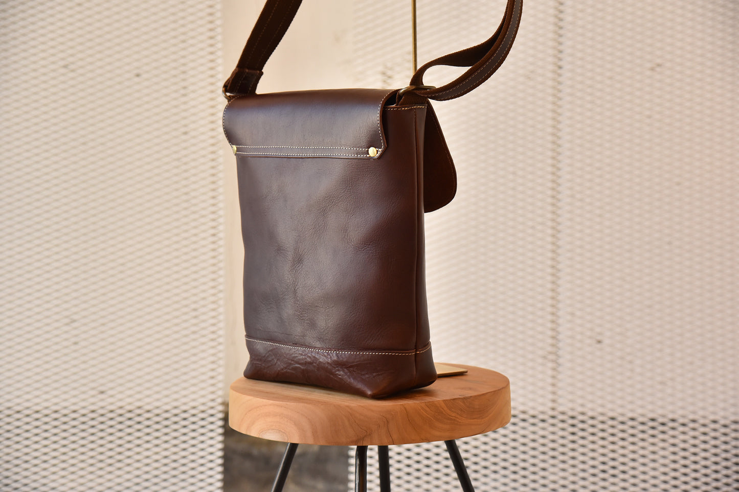 MUDITA HILL｜ リッチオイルレザー（岡喜近江牛レザー）で作った ショルダーバッグ　ダークウォルナット