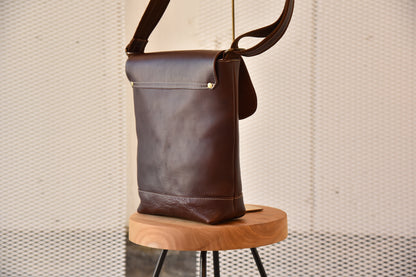 MUDITA HILL｜ リッチオイルレザー（岡喜近江牛レザー）で作った ショルダーバッグ　ダークウォルナット