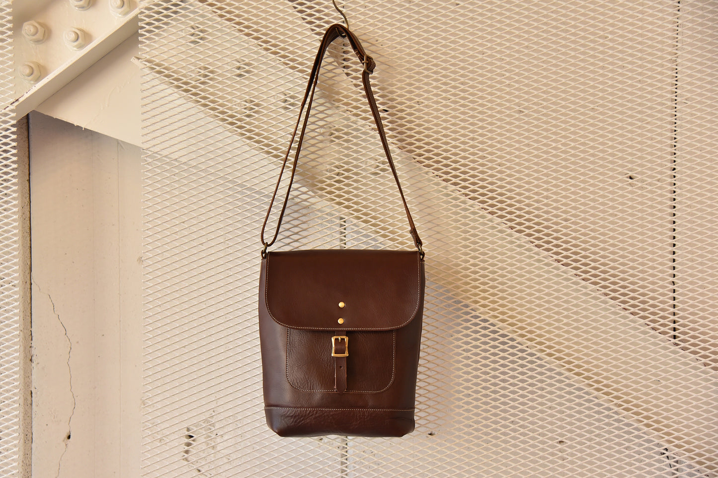 MUDITA HILL｜ リッチオイルレザー（岡喜近江牛レザー）で作った ショルダーバッグ　ダークウォルナット