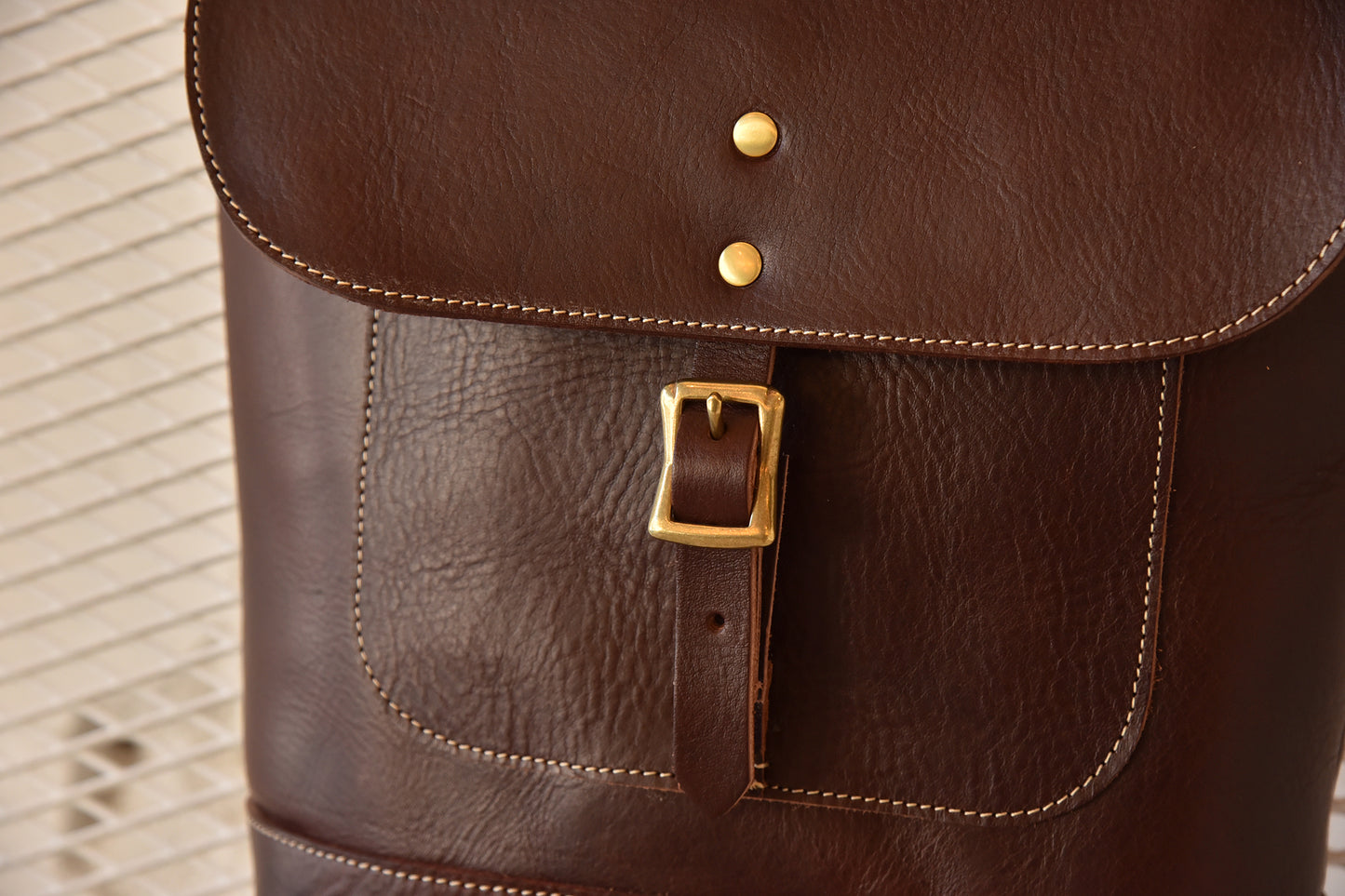 MUDITA HILL｜ リッチオイルレザー（岡喜近江牛レザー）で作った ショルダーバッグ　ダークウォルナット