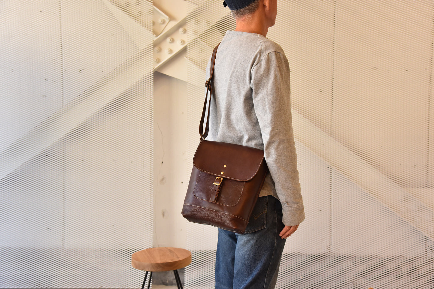 MUDITA HILL｜ リッチオイルレザー（岡喜近江牛レザー）で作った ショルダーバッグ　ダークウォルナット