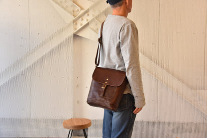 MUDITA HILL｜ リッチオイルレザー（岡喜近江牛レザー）で作った ショルダーバッグ　ダークウォルナット