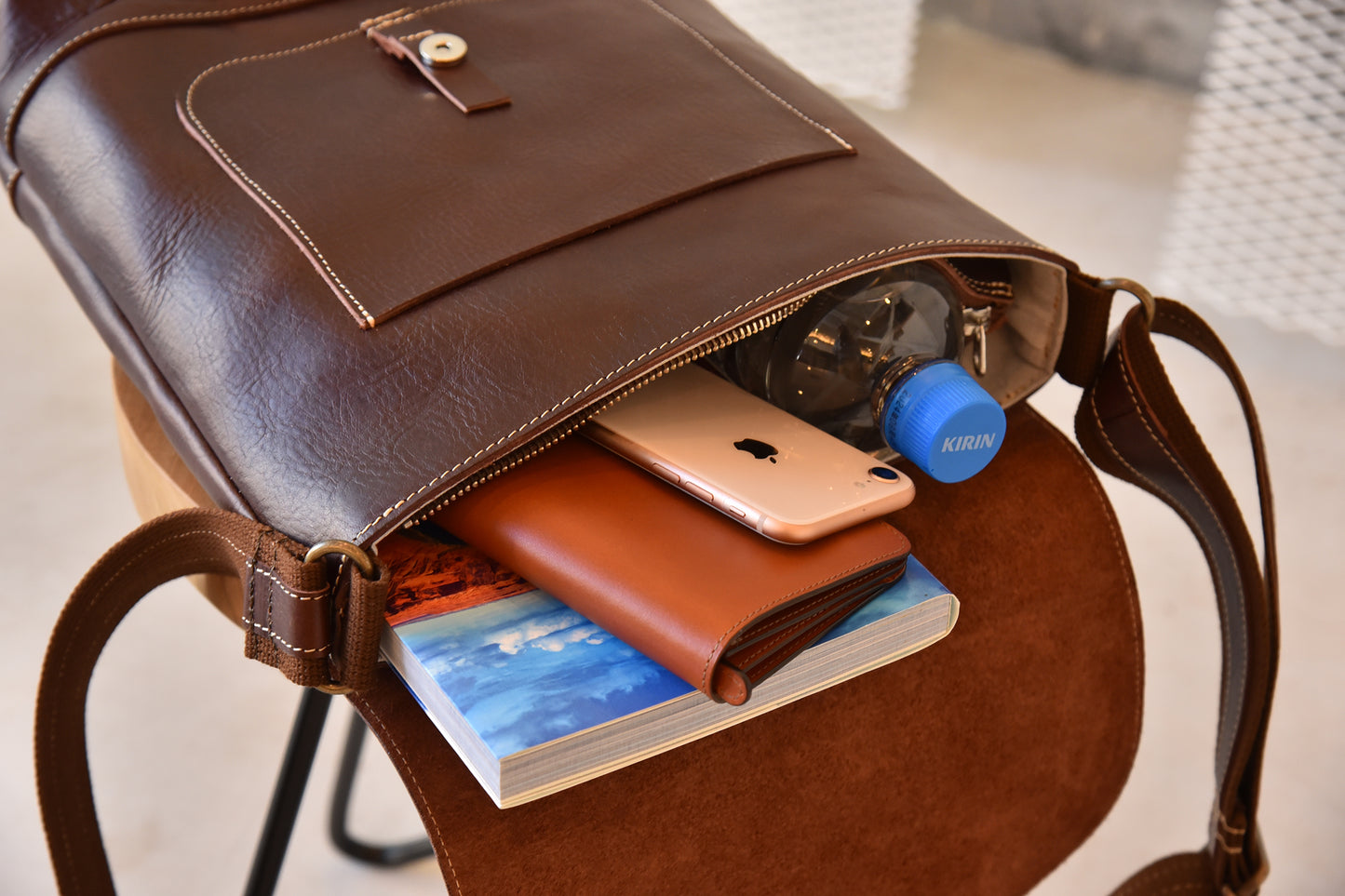 MUDITA HILL｜ リッチオイルレザー（岡喜近江牛レザー）で作った ショルダーバッグ　ダークウォルナット