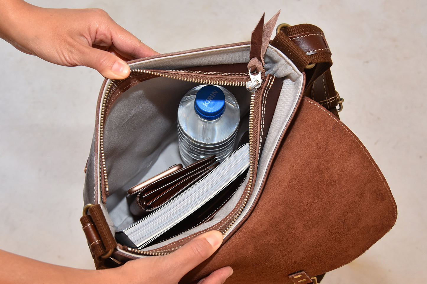 MUDITA HILL｜ リッチオイルレザー（岡喜近江牛レザー）で作った ショルダーバッグ　ダークウォルナット