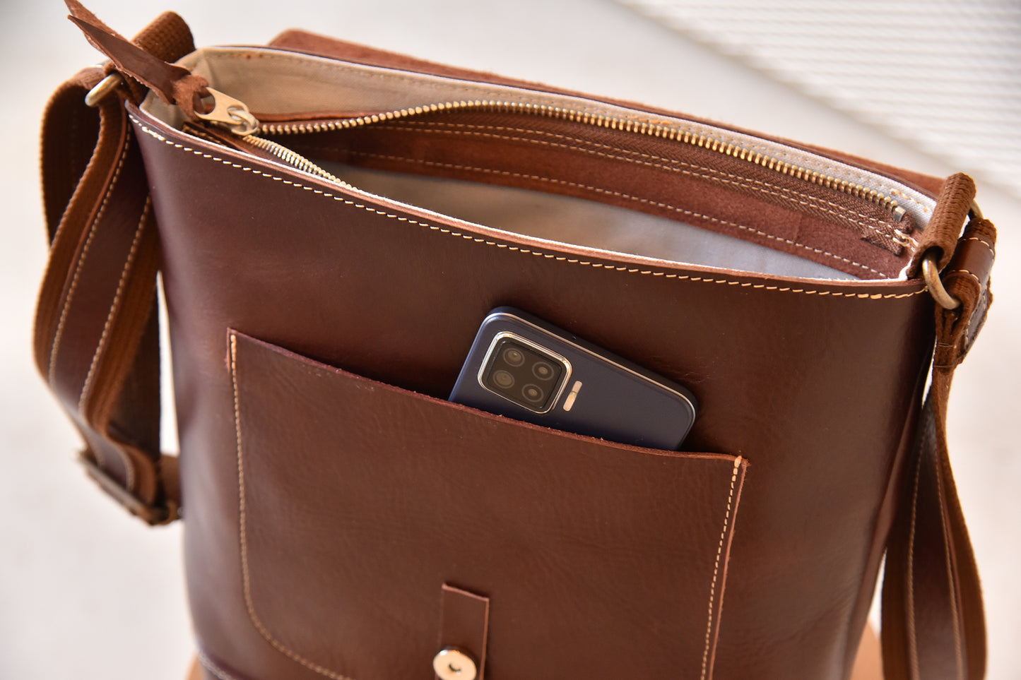 MUDITA HILL｜ リッチオイルレザー（岡喜近江牛レザー）で作った ショルダーバッグ　ダークウォルナット