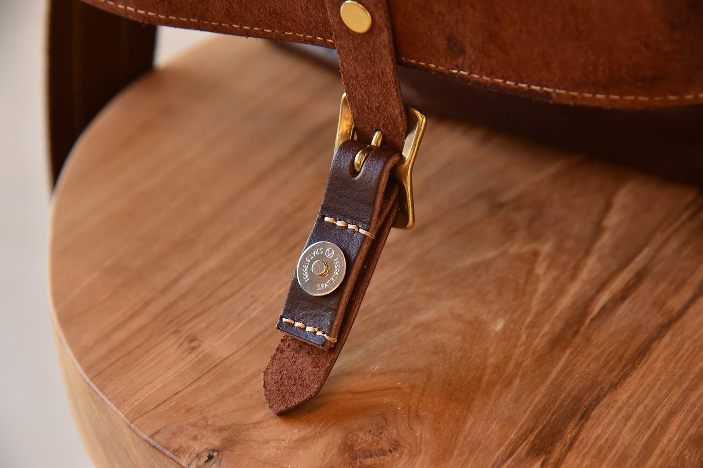 MUDITA HILL｜ リッチオイルレザー（岡喜近江牛レザー）で作った ショルダーバッグ　ダークウォルナット