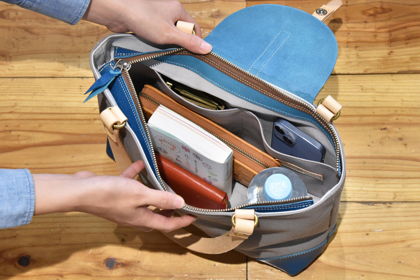 MUDITA HILL｜岡喜近江牛と高島帆布で作ったフラップトートバッグ　【グレー×びわ湖ブルー】