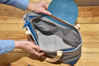 MUDITA HILL｜岡喜近江牛と高島帆布で作ったフラップトートバッグ　【ホワイト×びわ湖ブルー】