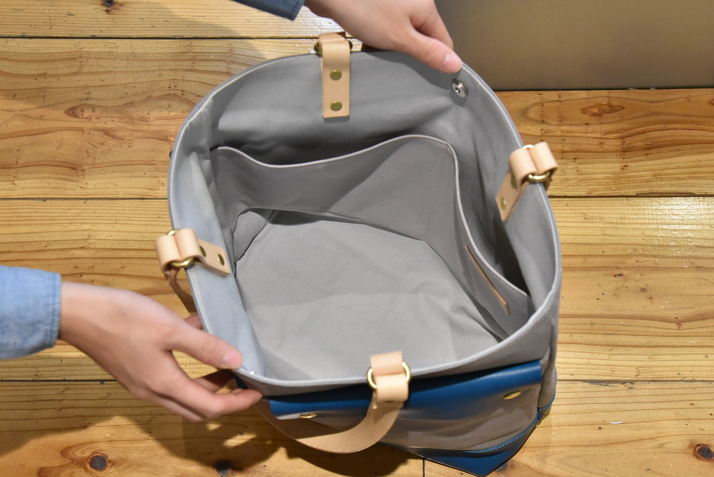 MUDITA HILL｜岡喜近江牛と高島帆布で作った2フラップトートバッグ【グレー×びわ湖ブルー】