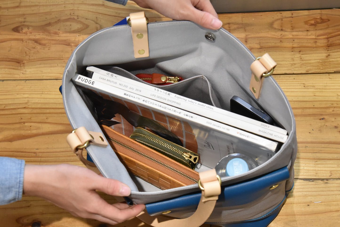 MUDITA HILL｜岡喜近江牛と高島帆布で作った2フラップトートバッグ  【ライトブラウン×ダークウォルナット】