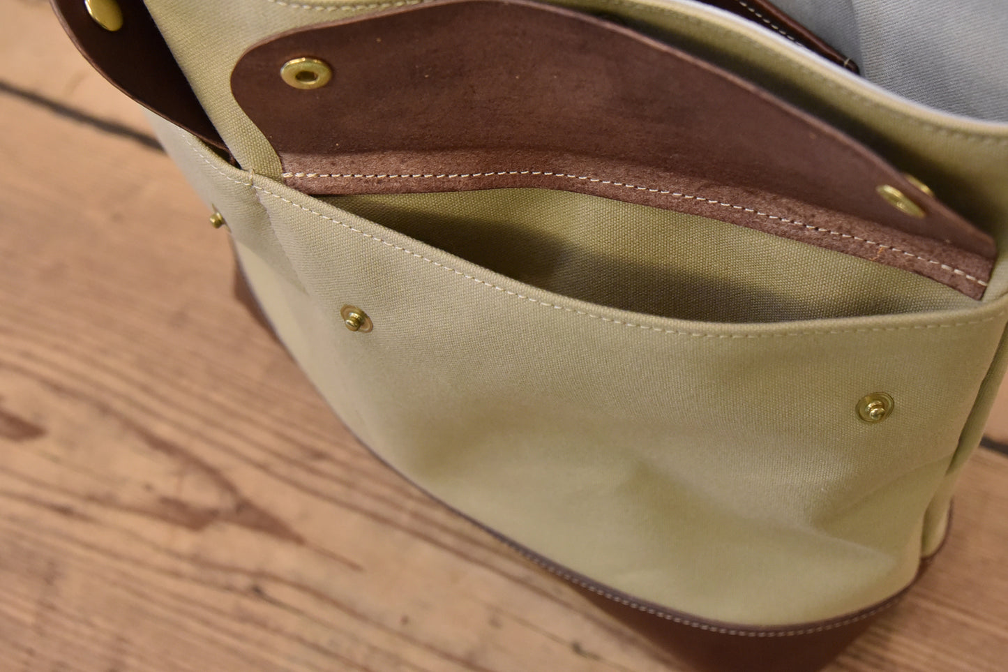 MUDITA HILL｜岡喜近江牛と高島帆布で作った2フラップトートバッグ  【ライトブラウン×ダークウォルナット】