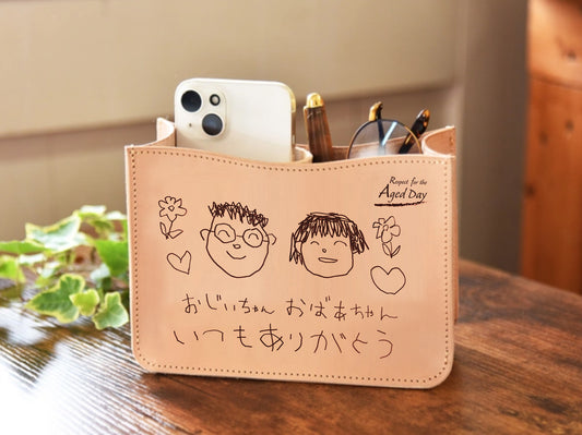 【敬老の日  プレセント】イラストや写真をレザー彫刻　卓上スマホスタンド